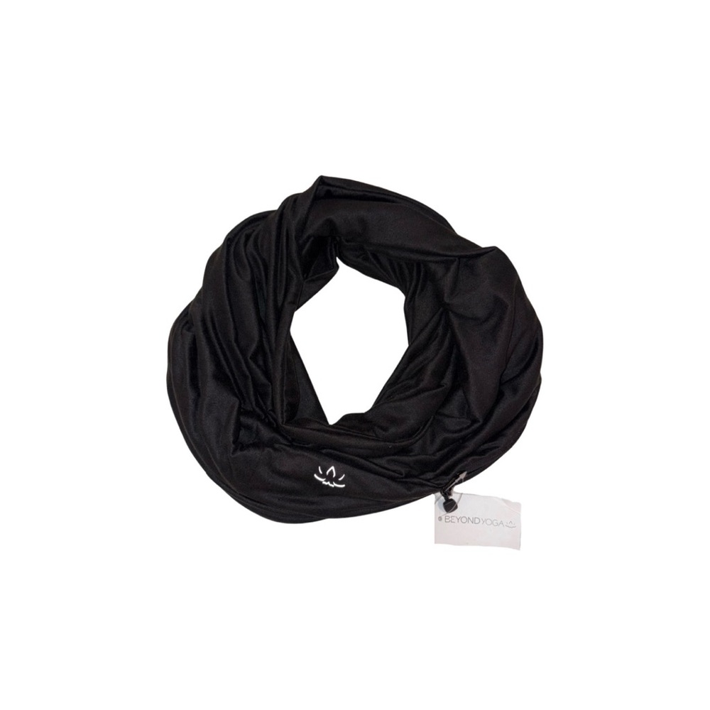 NWT Beyond Yoga Hidden Pocket Infinity Scarf in Black – One Size